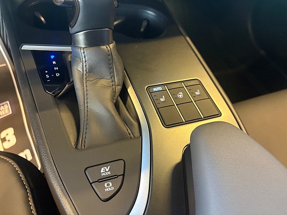 Lexus UX250h 15 of 17