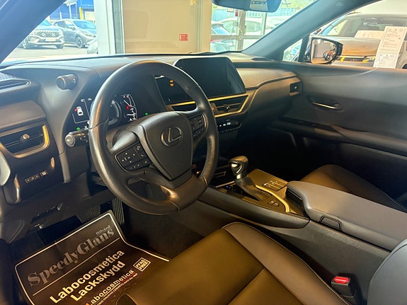 Lexus UX250h 11 of 17