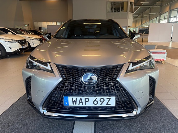 Lexus UX250h 2 of 17