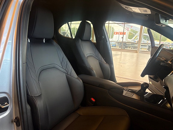 Lexus UX250h 12 of 17
