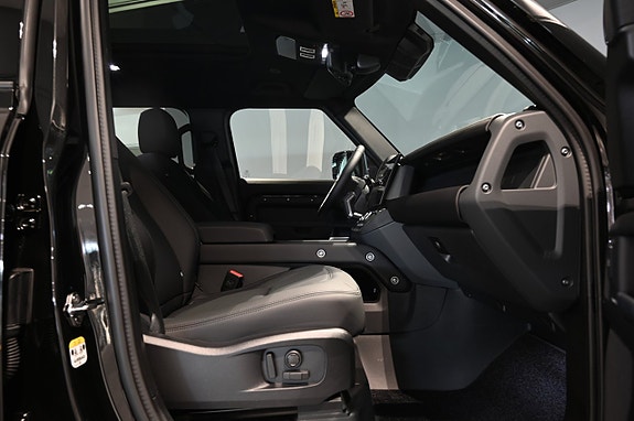 Land Rover Defender 90 14 of 30