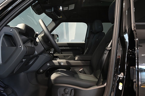 Land Rover Defender 90 12 of 30