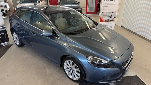 Volvo V40 2 of 26