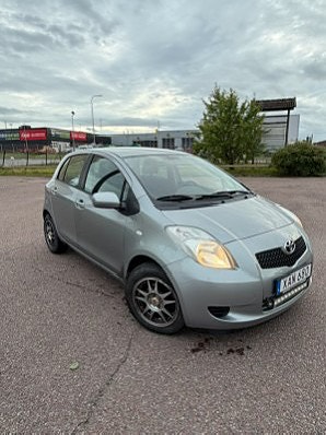 Toyota Yaris 5 of 7