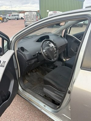Toyota Yaris 2 of 7
