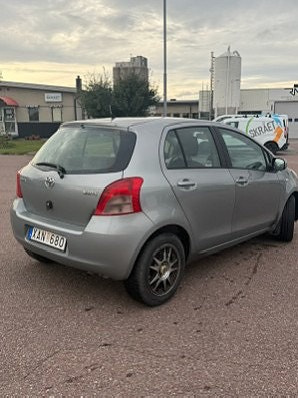 Toyota Yaris 3 of 7