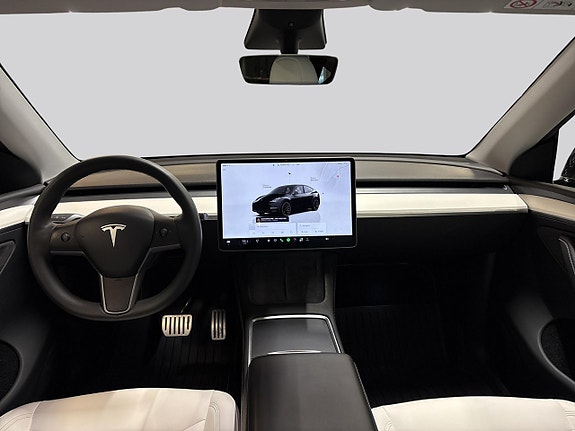 Tesla Model Y 7 of 19