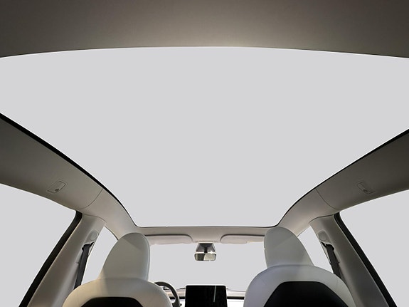 Tesla Model Y 17 of 19