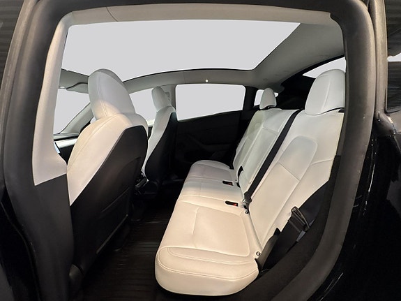 Tesla Model Y 9 of 19