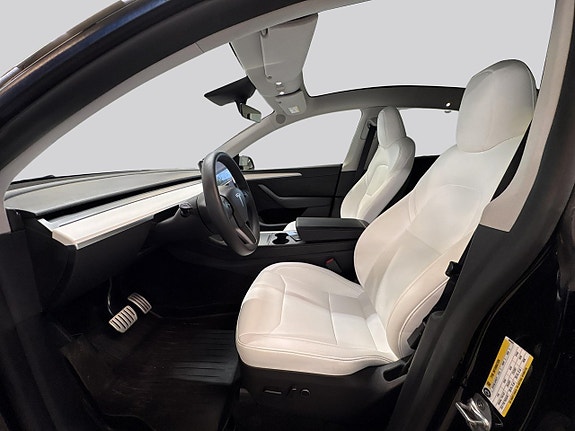 Tesla Model Y 8 of 19