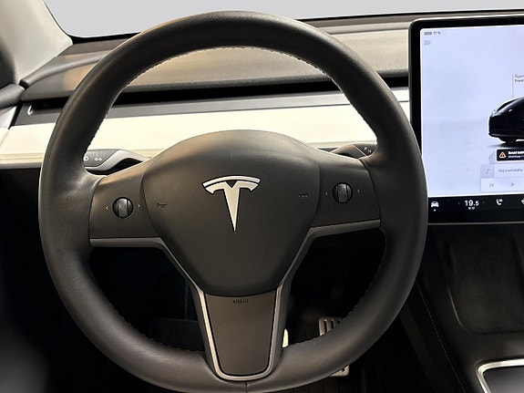 Tesla Model Y 18 of 19