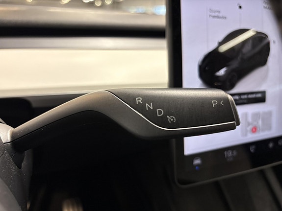Tesla Model Y 12 of 19