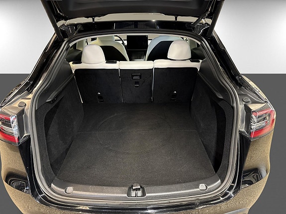 Tesla Model Y 14 of 19