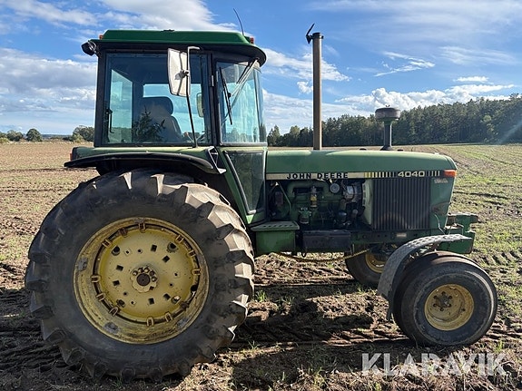 Traktor John Deere 4040 med dubbelmontage 6 of 6