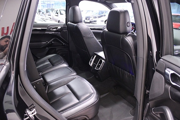 Porsche Cayenne 20 of 30