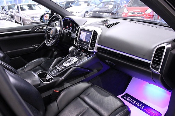 Porsche Cayenne 16 of 30