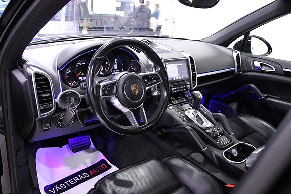 Porsche Cayenne 9 of 30
