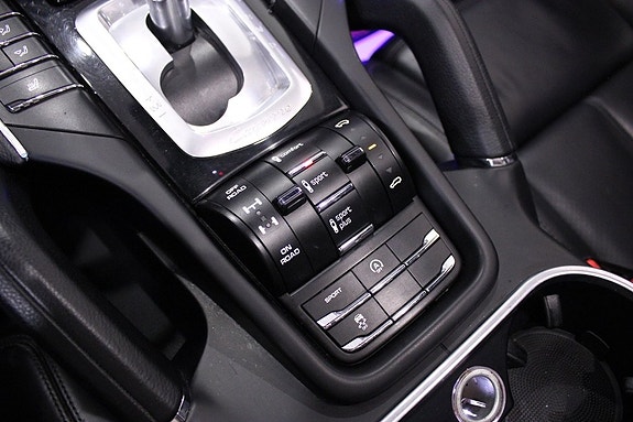 Porsche Cayenne 26 of 30