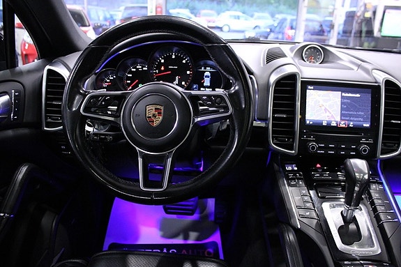 Porsche Cayenne 12 of 30