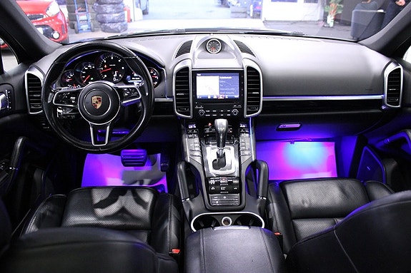 Porsche Cayenne 13 of 30