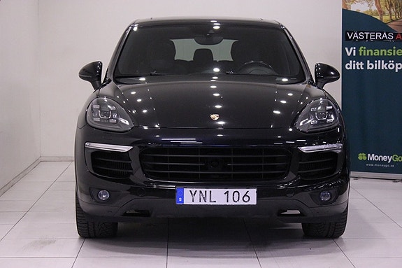 Porsche Cayenne 3 of 30