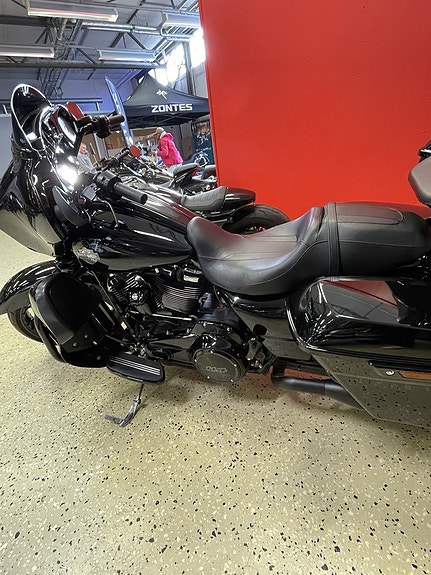 Harley-Davidson street glide 5 of 7
