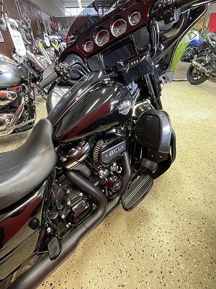 Harley-Davidson street glide 2 of 7