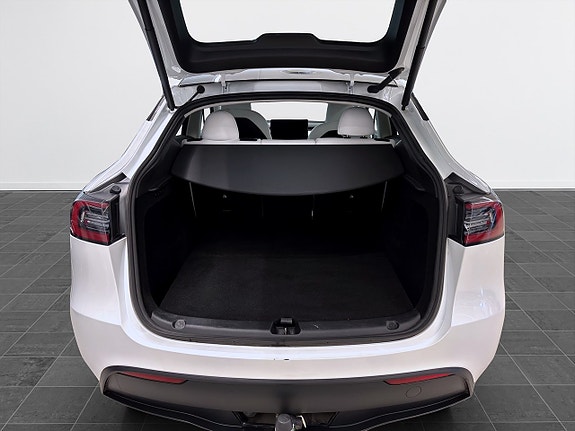 Tesla Model Y 8 of 19