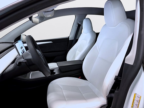 Tesla Model Y 14 of 19