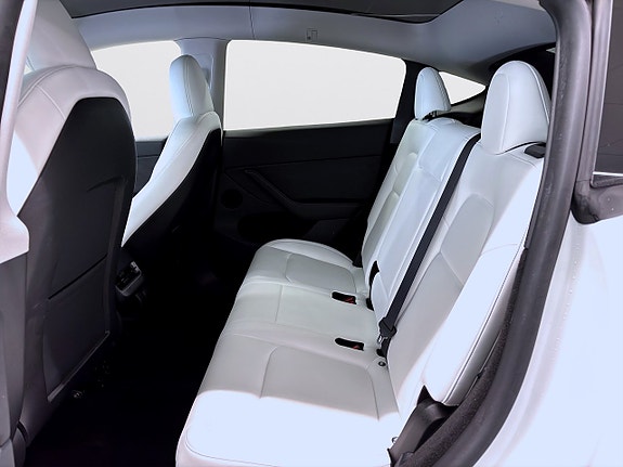 Tesla Model Y 10 of 19