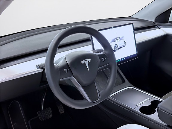 Tesla Model Y 15 of 19