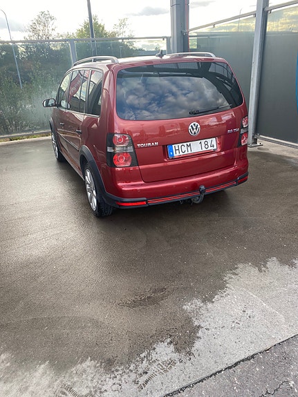 Volkswagen Touran Cross 2 of 6