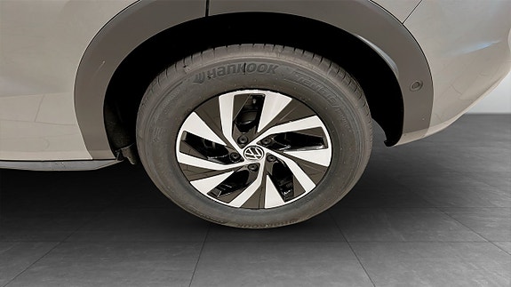 Volkswagen T-Roc 6 of 12