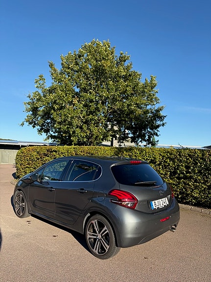 Peugeot 208 3 of 5