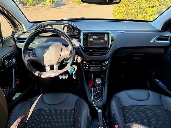 Peugeot 208 2 of 5