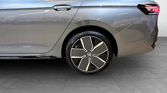 Volkswagen Passat 6 of 23