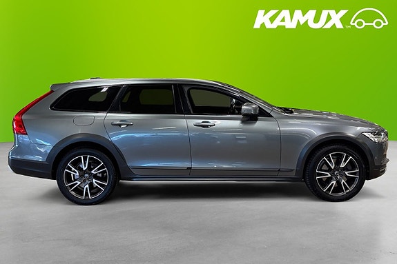 Volvo V90 Cross Country 2 of 21