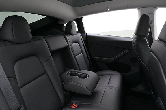 Tesla Model Y 20 of 27