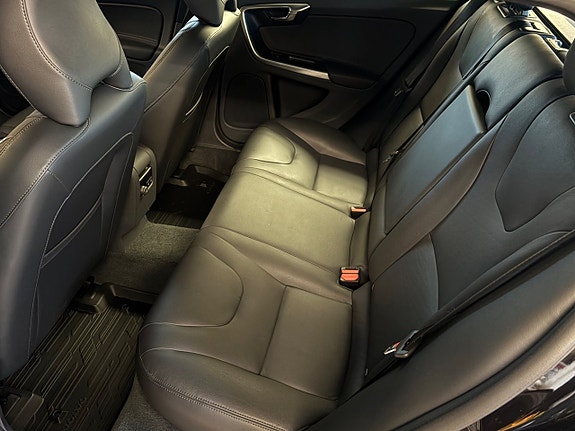 Volvo V60 Cross Country 18 of 25