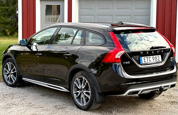 Volvo V60 Cross Country 4 of 25