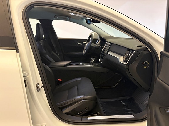 Volvo V60 Cross Country 8 of 17