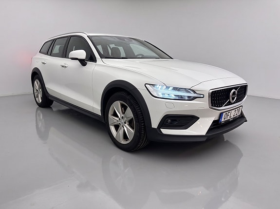 Volvo V60 Cross Country 2 of 17