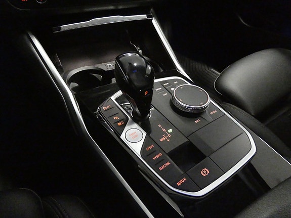 BMW 330e 18 of 27