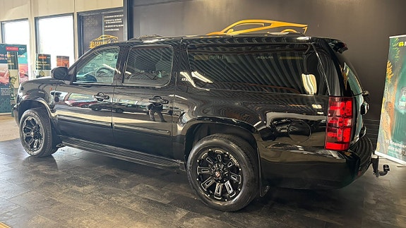 Chevrolet Suburban 9 of 28