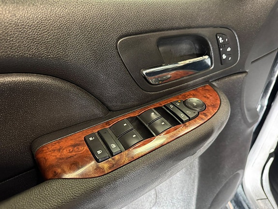 Chevrolet Suburban 17 of 28