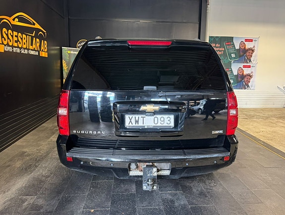 Chevrolet Suburban 10 of 28