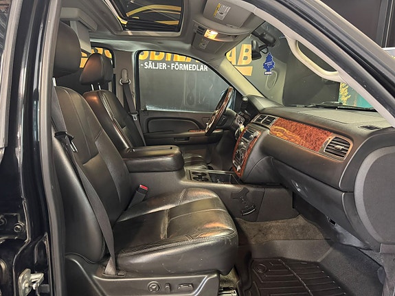 Chevrolet Suburban 27 of 28
