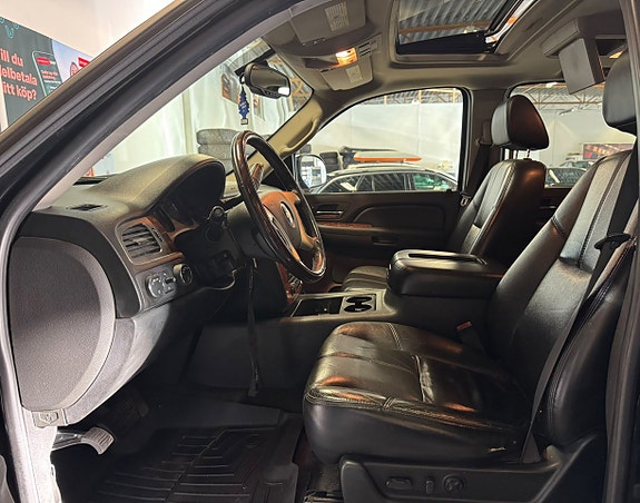 Chevrolet Suburban 18 of 28
