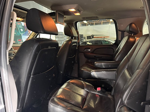 Chevrolet Suburban 21 of 28