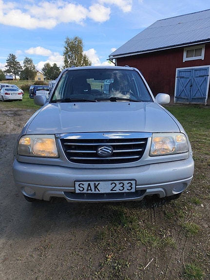 Suzuki Grand Vitara 2 of 6
